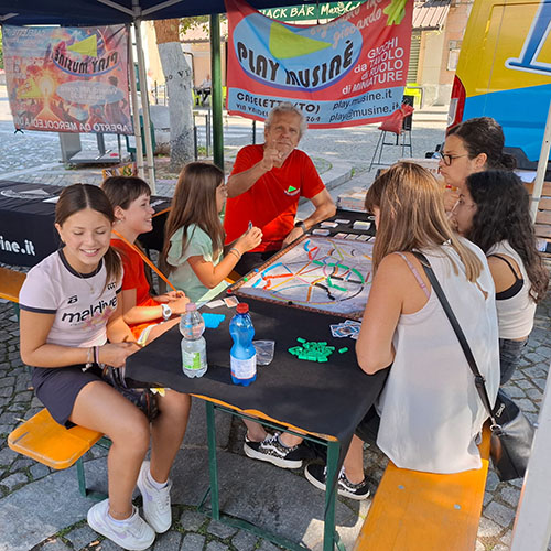 Tavoli da gioco in piazza Almese