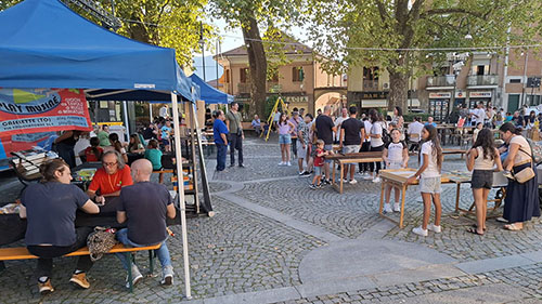 Famiglie e bambini che giocano